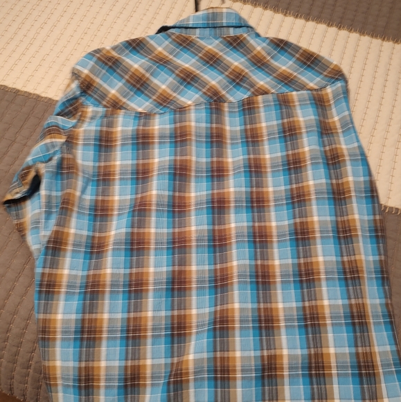 Medium long sleeve cinch pearl snap . - Picture 3 of 3